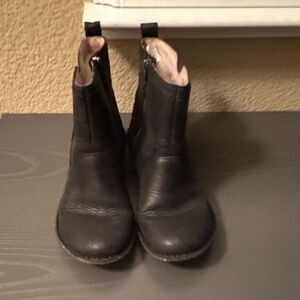 UGG Black Leather Ankle Boots with partial shearling lining Size 7